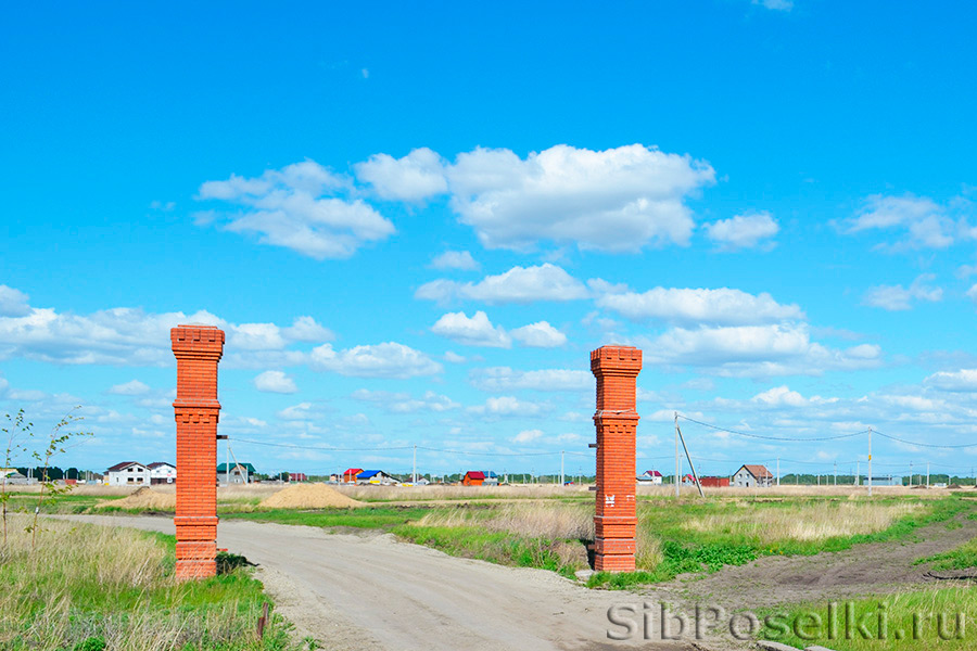 На въезде в микрорайон «Алексеевская слобода» установлены две кирпичные колонны