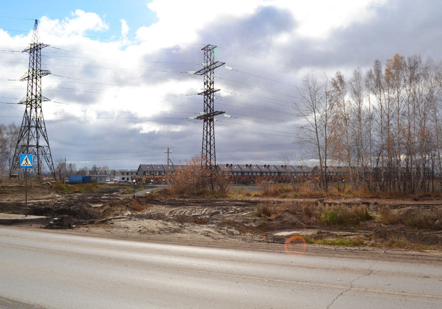 Территория «Пригородного простора» относится к поселку Толмачево и граничит с Ленинским районом города Новосибирска. Поселок состоит из двух- и трехэтажных таунхаусов, каждый из которых разделен на 8 или 10 домов с индивидуальными земельными участками. На сегодняшний день собственниками  домов стали 106 семей.