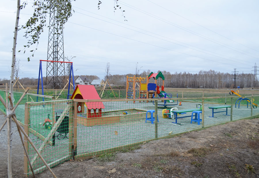 Для ребятишек в поселке уже готова  детская площадка.  Начато строительство детского сада. К сентябрю 2014 года планируется его завершить.